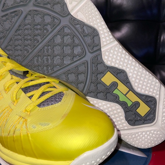 Nike Lebrons - Picture 5 of 5